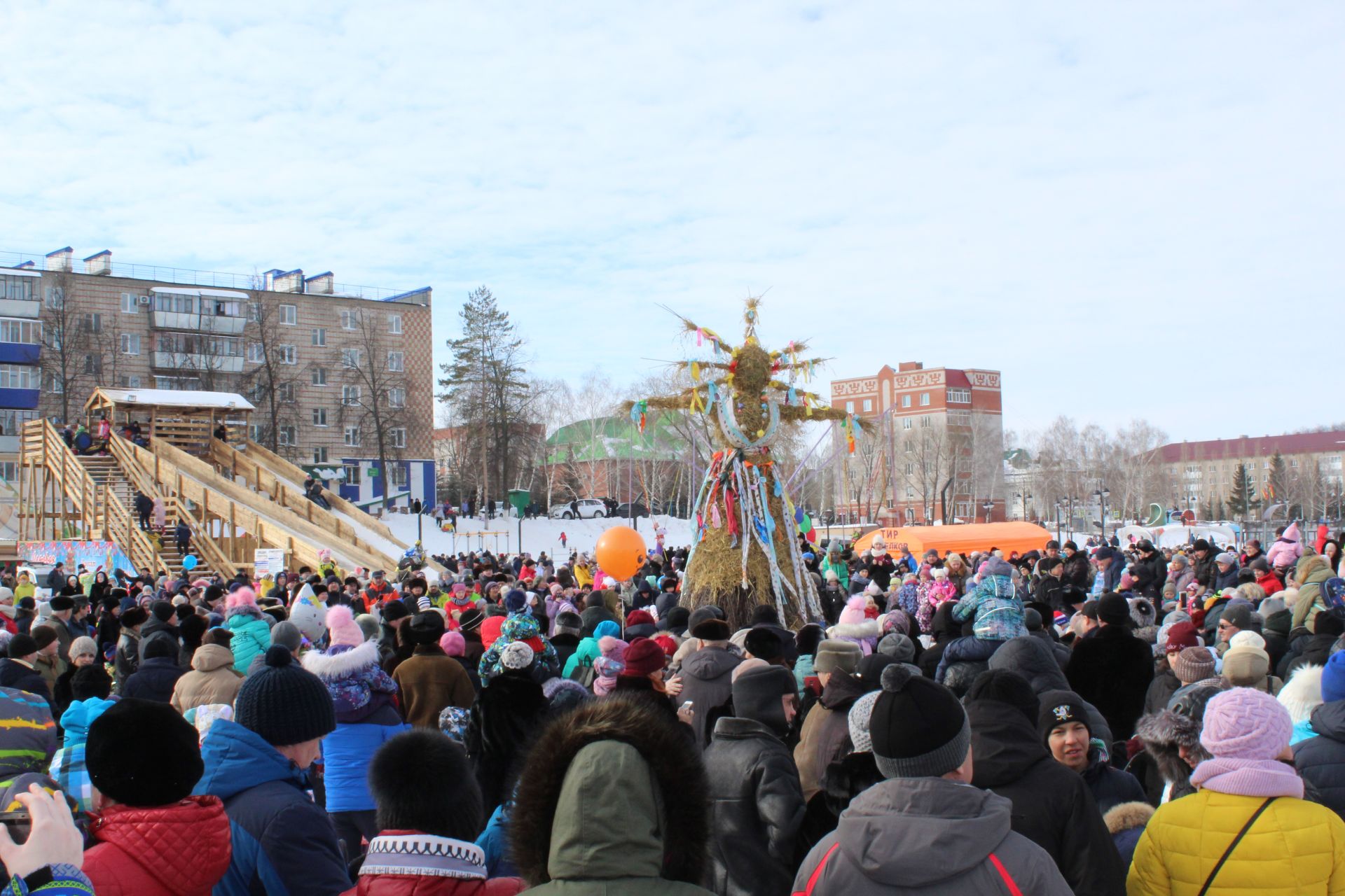 «Прощай Масленица!»: хороводом и песнями проводили Масленицу в Лениногорске.