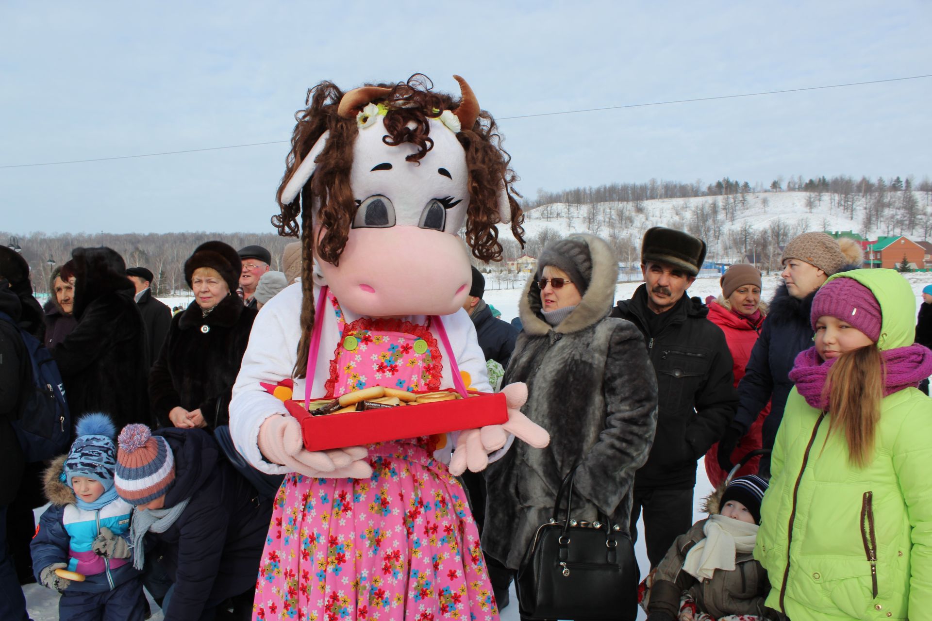 «Прощай Масленица!»: хороводом и песнями проводили Масленицу в Лениногорске.