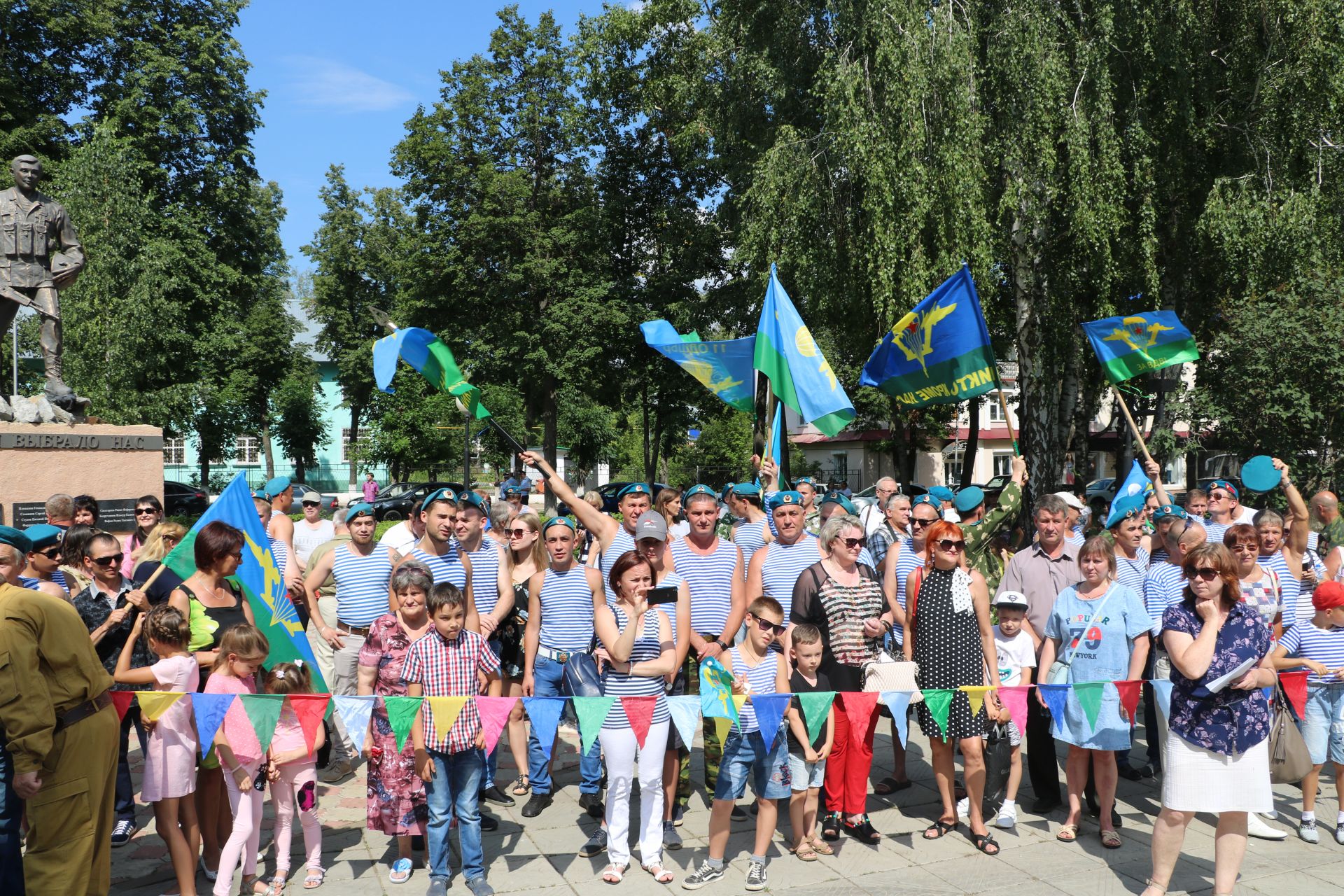 Открытие памятника в Лениногорске в честь тех, кто грудь подставляет за Россию свою