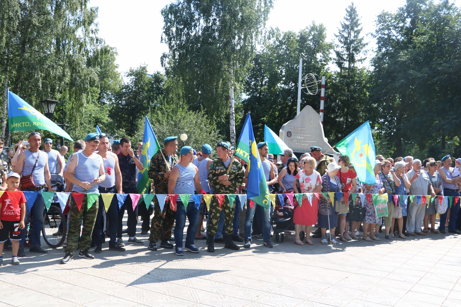 Открытие памятника в Лениногорске в честь тех, кто грудь подставляет за Россию свою