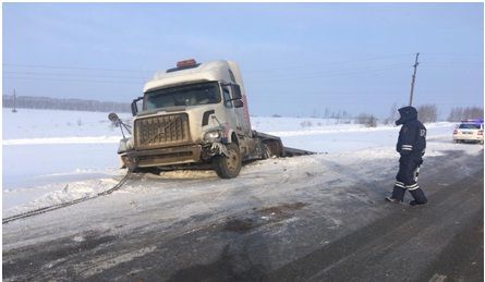 В Татарстане автоинспекторы помогли иногороднему водителю выбраться из снежного плена