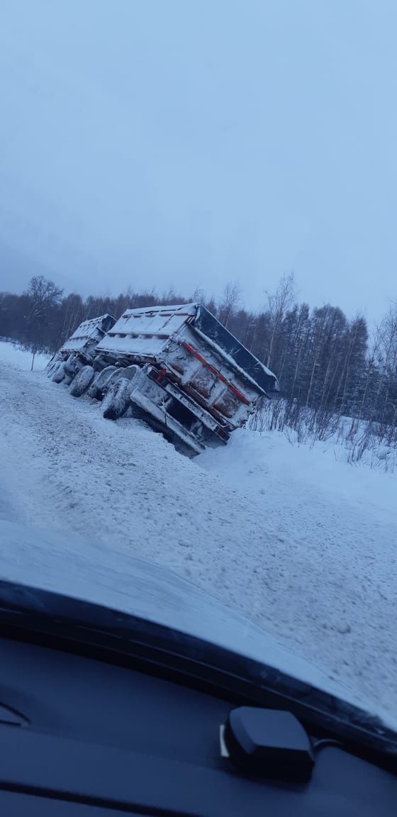 В Татарстане автоинспекторы помогли водителю КАМАЗа, который не справился с управлением и оказался в кювете.