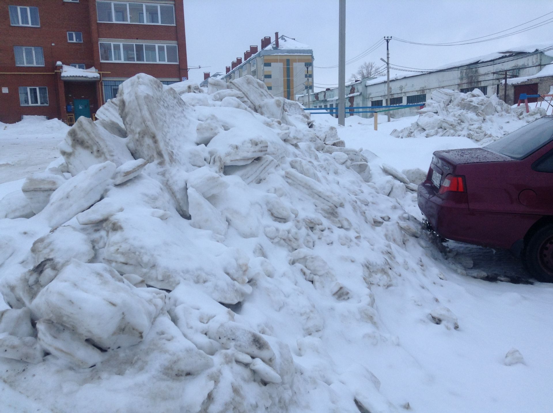 В Лениногорске глыбы с человеческий рост