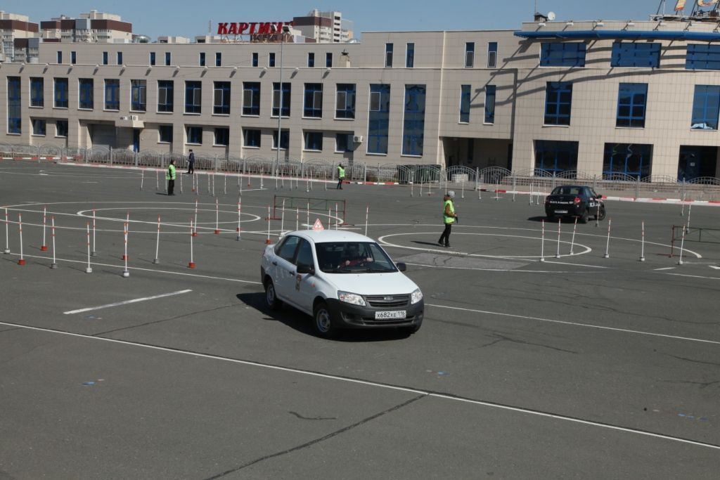 Более ста юных автомобилистов приняли участие в республиканском конкурсе водительского мастерства