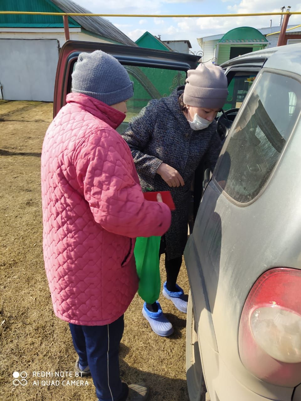 Глава Зайкаратайского поселения Лениногорского района на постоянной основе помогает жителям деревень