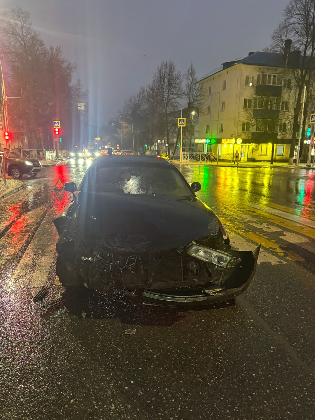 В Лениногорске на светофоре автоледи на Калине подрезала Мазду и вызвала аварию