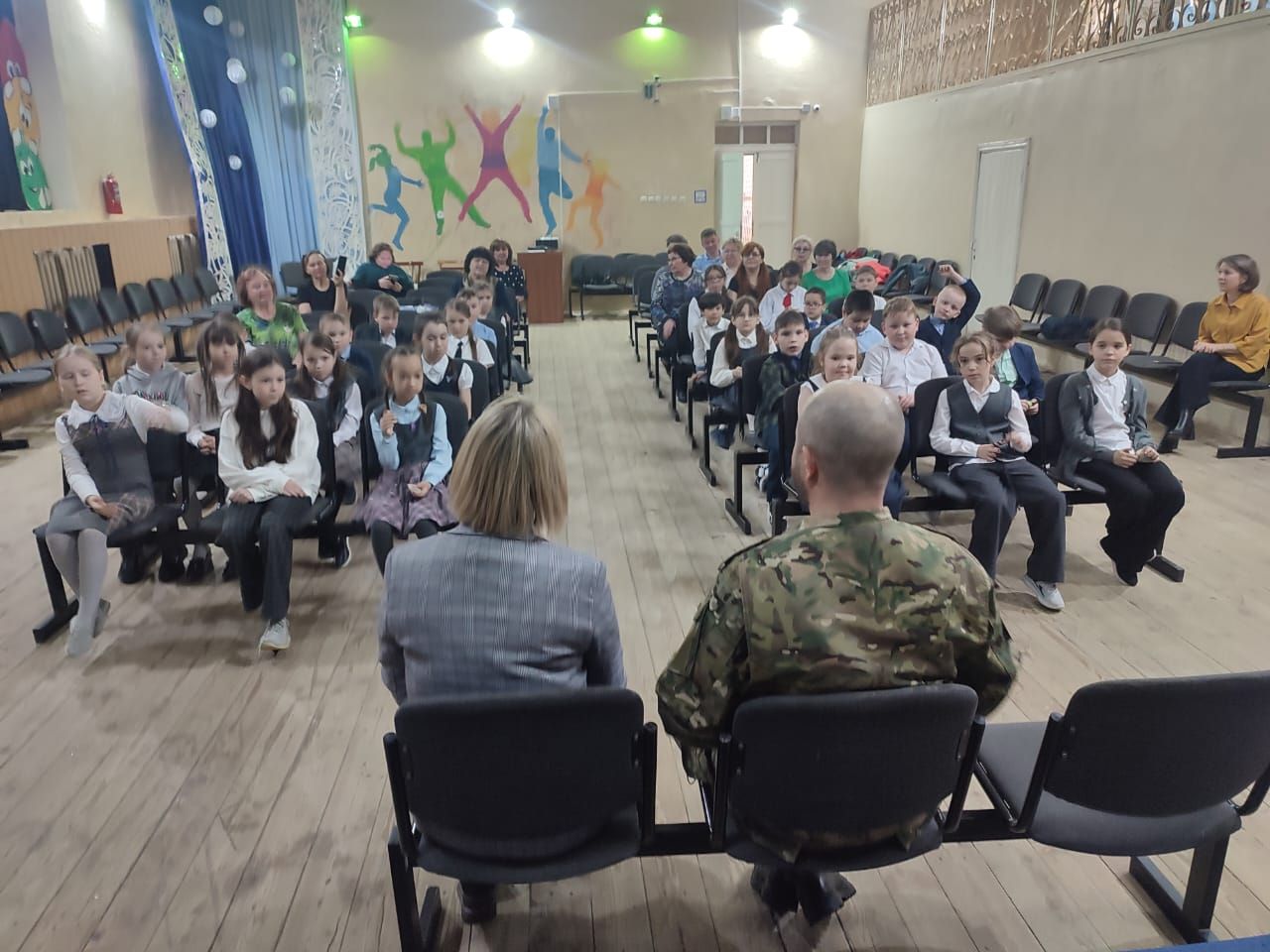 В Лениногорске боец СВО отблагодарил школьниц-волонтёров за трогательный подарок