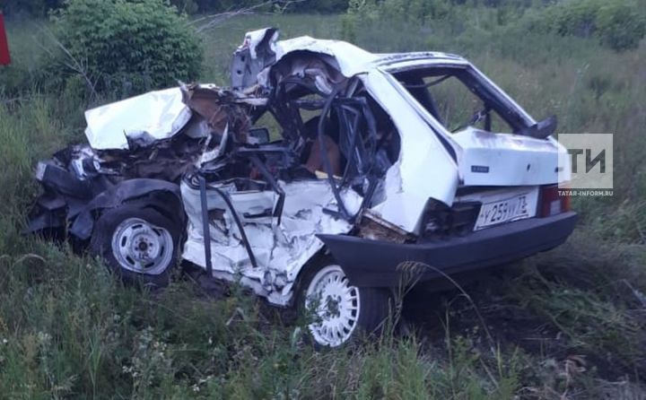 В Республике Татарстан при столкновении поезда и «девятки» погибли четыре человека