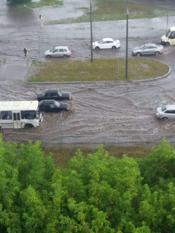 После дождя один из городов Татарстана напоминает Венецию