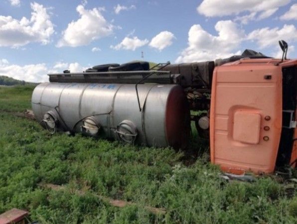 В один день в Лениногорском районе перевернулись два грузовика