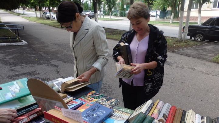 В Центральной библиотеке прошла акция «Я шагаю по Лениногорску»