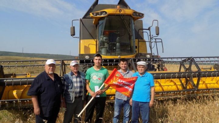 В Лениногорском районе прошло награждение комбайнеров переходящим вымпелом «Жатва 2018»