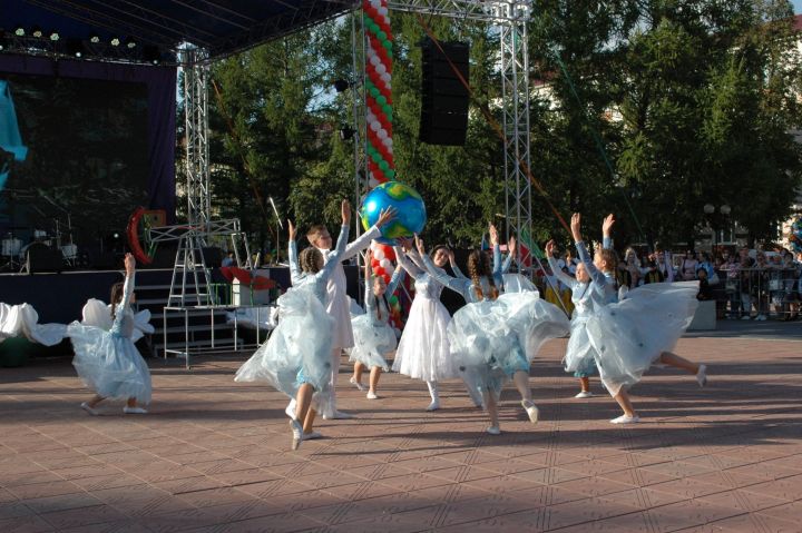 Фееричное празднование тройного события в Лениногорске