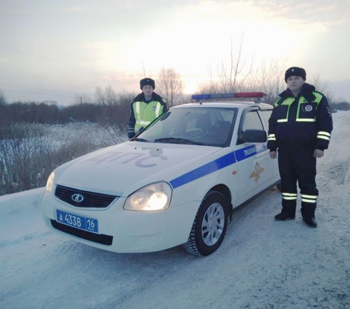 В Татарстане автоинспекторы помогли водителю, у которого закончилось топливо