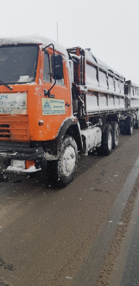 В Татарстане автоинспекторы помогли водителю КАМАЗа, который не справился с управлением и оказался в кювете.