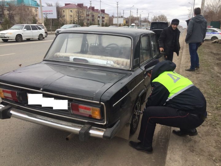 В Татарстане инспекторы ДПС помогли пенсионеру заменить пробитое колесо автомобиля