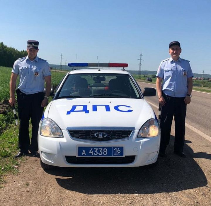 В Татарстане сотрудники ГИБДД спасли женщину, которой внезапно стало плохо