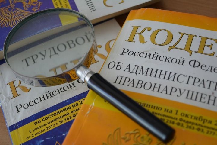 В Лениногорске за долг в 700 тысяч рублей приставы арестовали автомобиль в свадебном кортеже