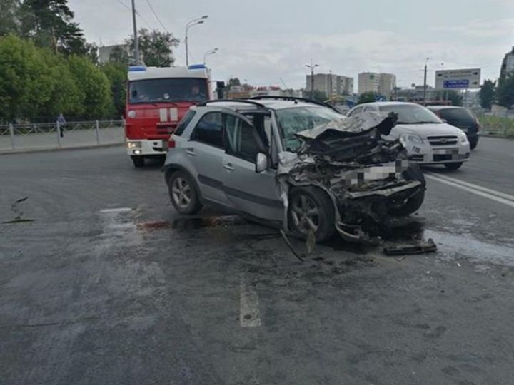 «Сузуки» на встречке лоб в лоб столкнулась с грузовиком, водитель легковушки в больнице