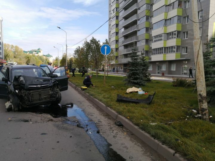 Иномарка вылетела на пешеходный переход, насмерть сбила пенсионерку и врезалась в фонарный столб