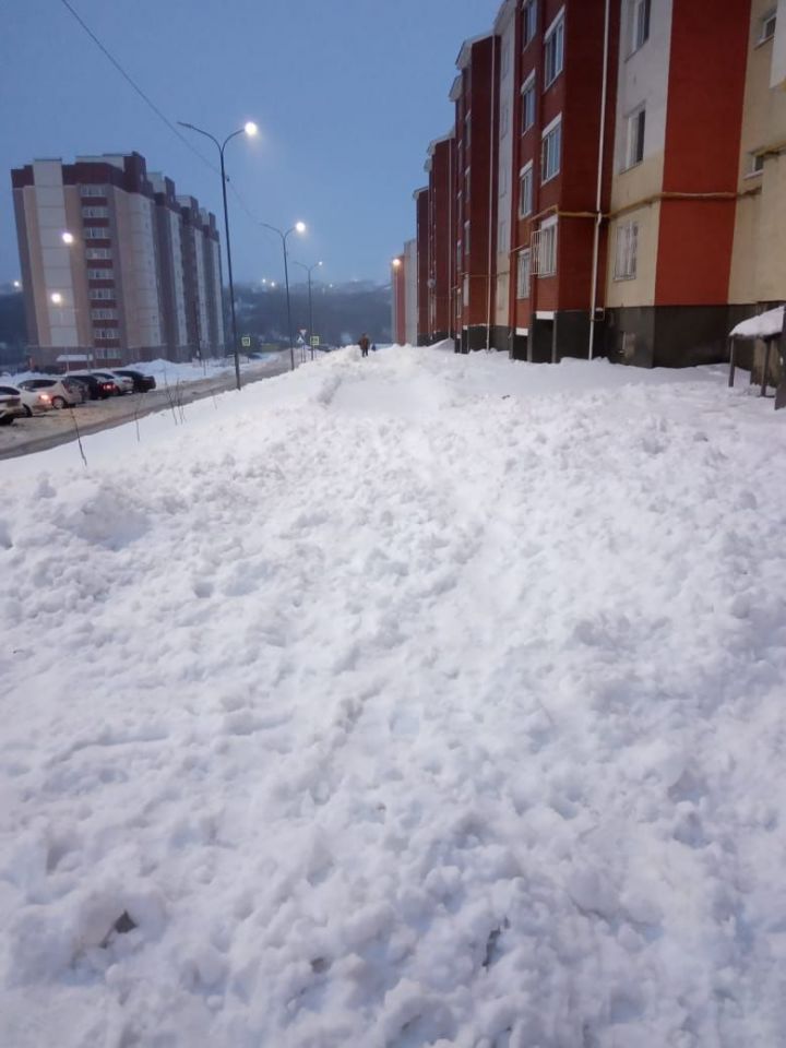 Осторожно!  Возможно падение с крыши снега и льда! В Лениногорске глыба снега обрушилась на машину