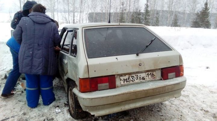 Мужчина и женщина попали в больницу после ДТП с двумя легковушками в Лениногорском районе