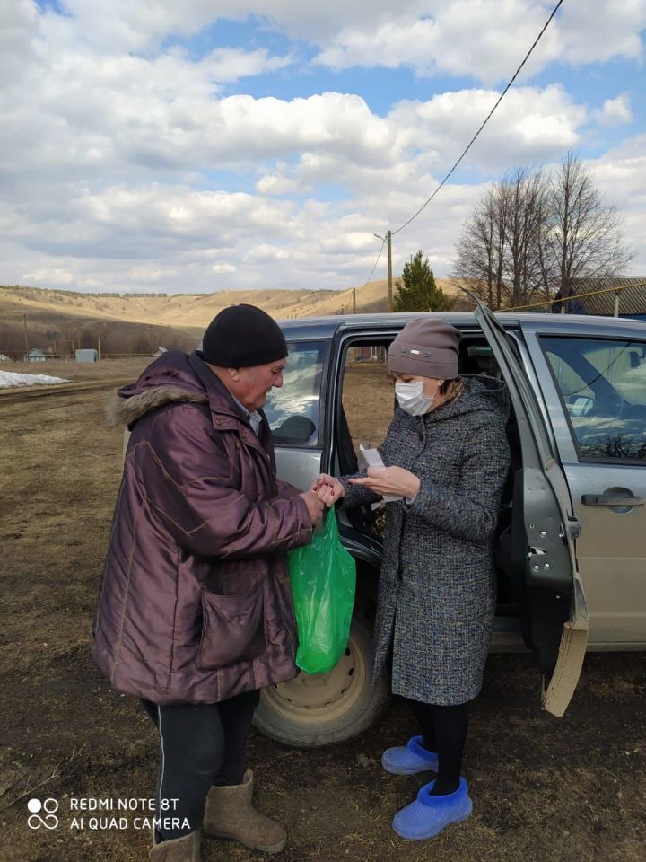 Глава Зайкаратайского поселения Лениногорского района на постоянной основе помогает жителям деревень