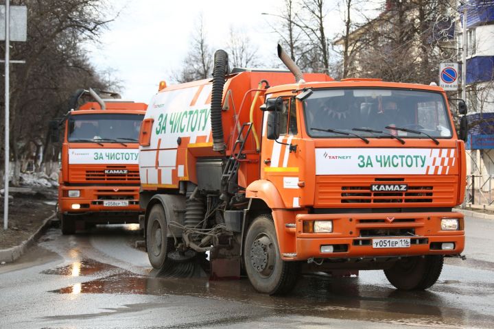 Поливомоечные машины на улицах Лениногорска