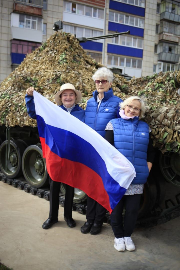 Активисты волонтерского движения «СВОих не бросаем!» отправили в СВО 144 маскировочные сети