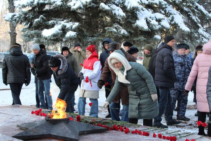 В Лениногорске в честь Героев Отечества к Вечному огню возложили цвет