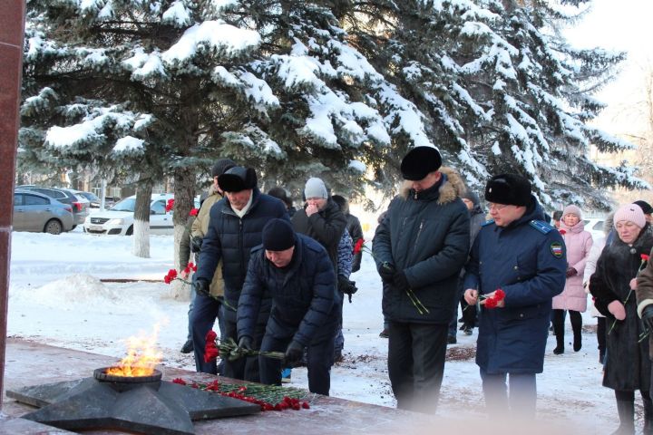 В Лениногорске в честь Героев Отечества к Вечному огню возложили цвет