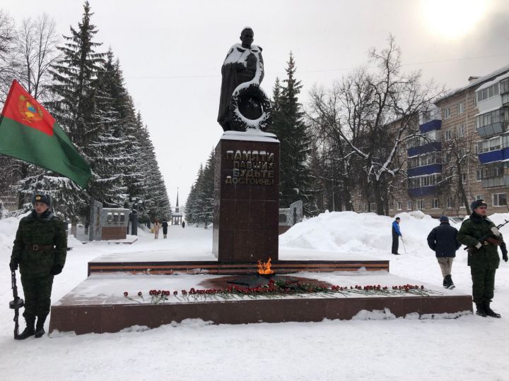 В память о защитниках Родины лениногорцы  возложили красные гвоздики  к Вечному огню