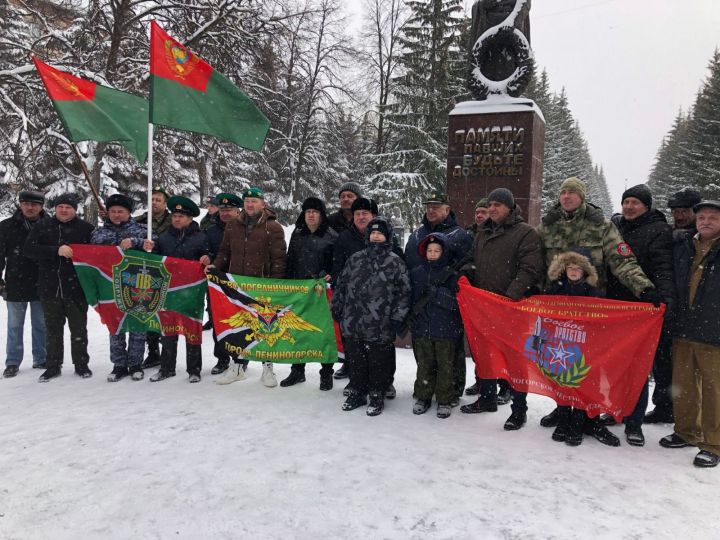 В память о защитниках Родины лениногорцы  возложили красные гвоздики  к Вечному огню