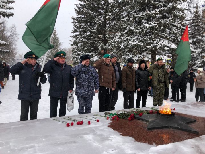 В память о защитниках Родины лениногорцы  возложили красные гвоздики  к Вечному огню