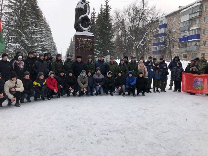 В память о защитниках Родины лениногорцы  возложили красные гвоздики  к Вечному огню