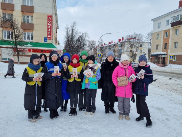 В День 50-летия создания ЮИД, отряды Лениногорска вручали водителям и пешеходам открытки и буклеты