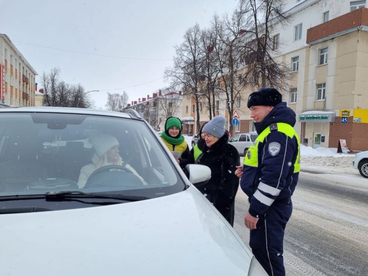 В День 50-летия создания ЮИД, отряды Лениногорска вручали водителям и пешеходам открытки и буклеты