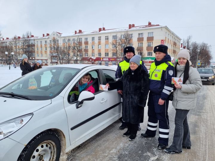 Автоинспекторы ГИБДД Лениногорска поздравили с 8 марта женщин-водителей