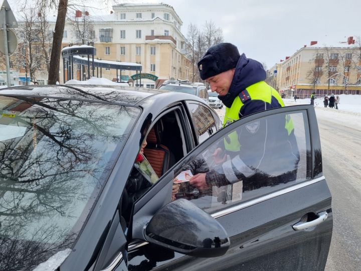 Автоинспекторы ГИБДД Лениногорска поздравили с 8 марта женщин-водителей