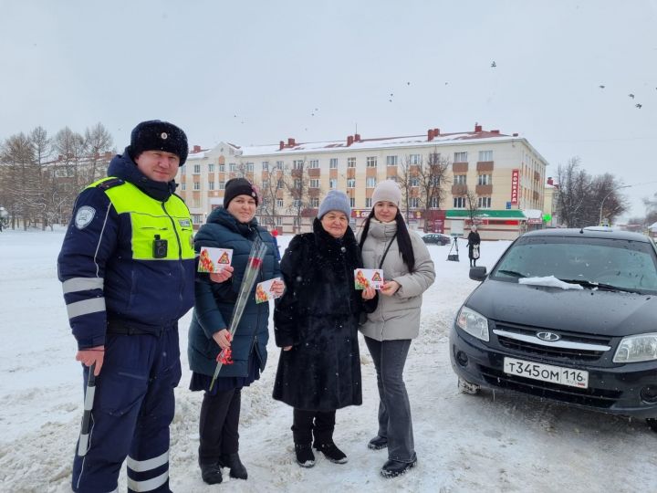 Автоинспекторы ГИБДД Лениногорска поздравили с 8 марта женщин-водителей