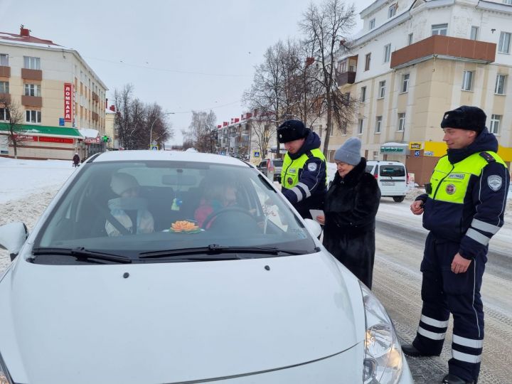 Автоинспекторы ГИБДД Лениногорска поздравили с 8 марта женщин-водителей