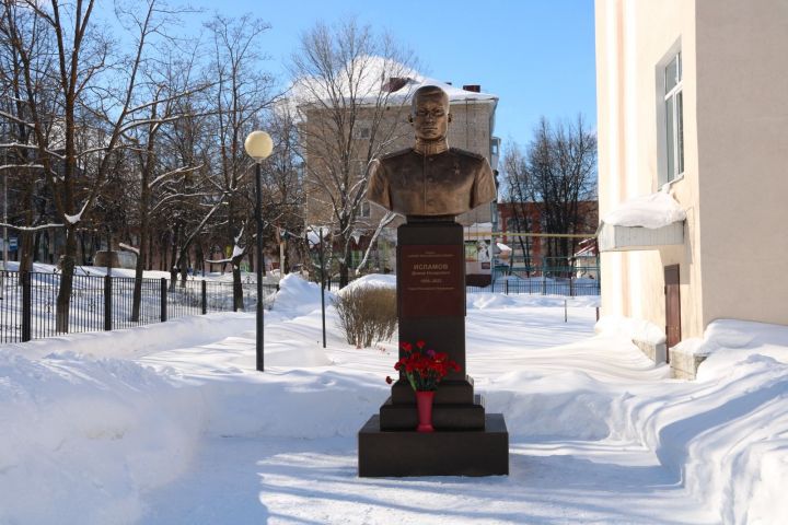 В школе № 6 Лениногорска к памятнику Героя России Дамира Исламова возложили цветы