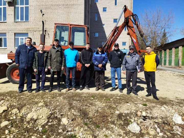 В Лениногорском политехническом колледже прошли экзамены трактористов - машинистов