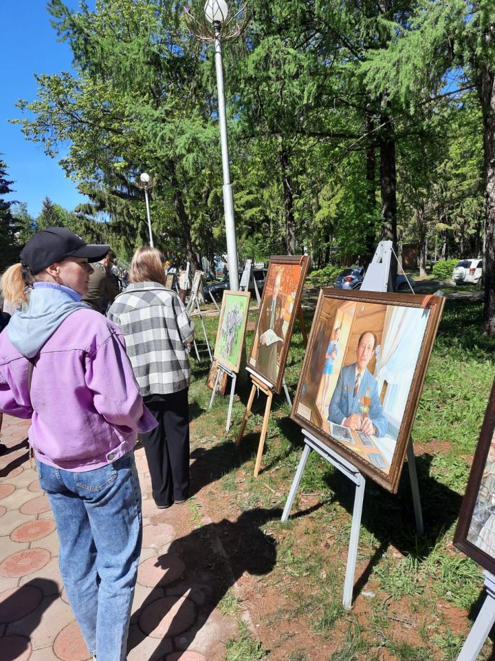 В центре города Лениногорска прошла выставка работ художников