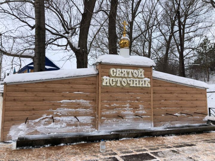 В Лениногорске в праздник Крещения Господня православные набирают воду из Святого источника