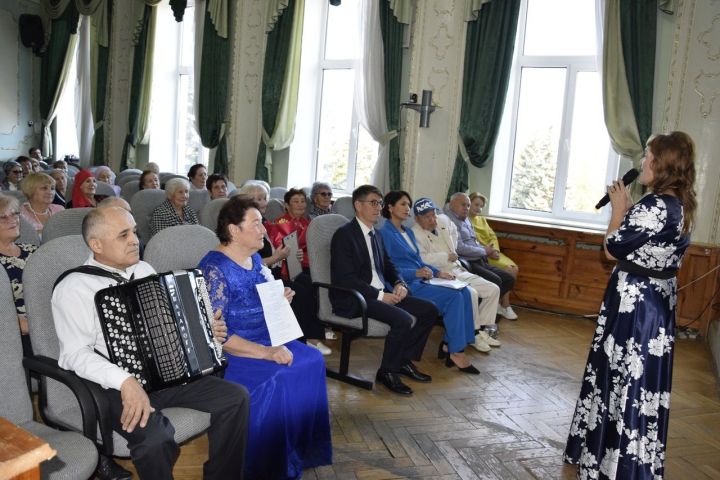 Марат Гирфанов поздравил ветеранов муниципальной службы района с праздником добра и уважения