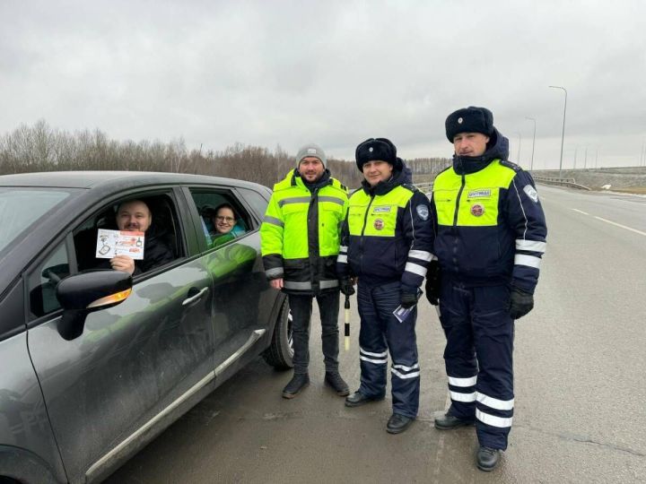 На трассе М7 в Татарстане дорожники напомнили водителям о необходимости соблюдения ПДД