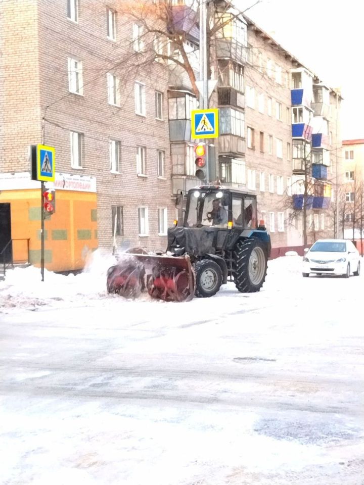 На ликвидацию сильного снегопада в Лениногорске вышла спецтехника, дорожные рабочие и дворники в полном составе