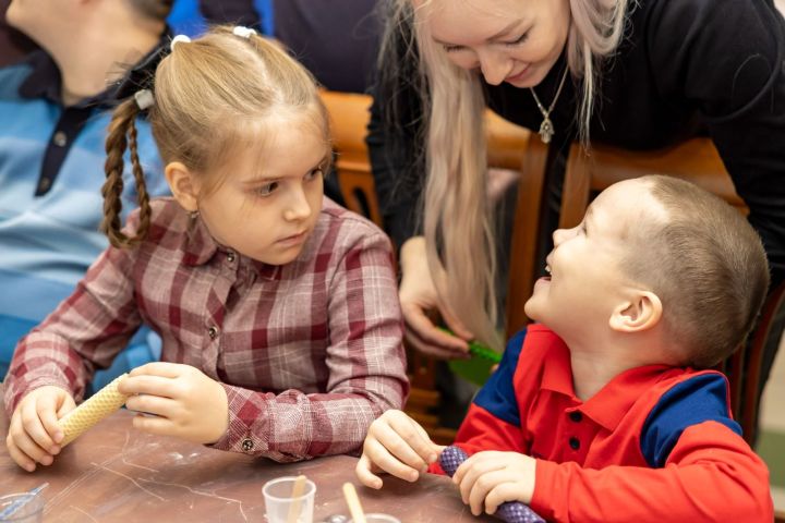 Семьи с особенными детьми первыми побывали на новогоднем представлении на базе отдыха «Ландыш»