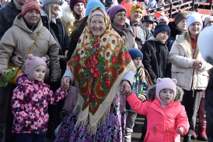 В Лениногорске в парке «Юбилейный» прошло празднование Масленицы